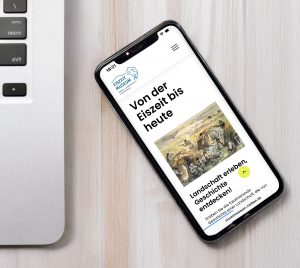Ansicht eines Mobiltelefons. Es zeigt die mobile Website Eiszeitmuseum